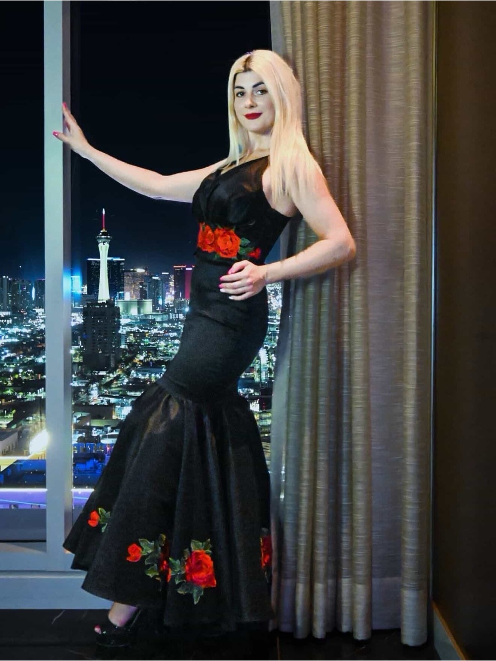 Elegant Black Mermaid Dress with Red Rose Embroidery